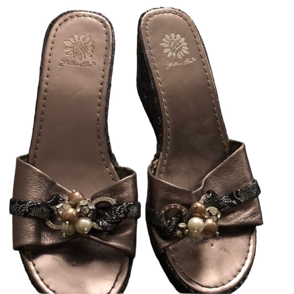 Yellow Box size 10 platinum & Black wedge pearl and Rhinestone embellishing